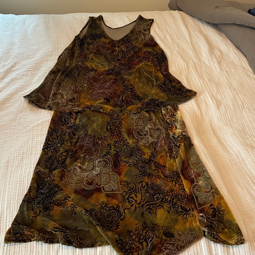 URU one size Velvet 2 piece, in excellent shape, so stunning.